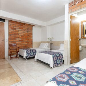 La Habitación Familiar del Gran Caribe Hotel está pensada para que todos disfruten juntos con la comodidad de sentirse como en casa. Con amplios espacios, un diseño acogedor y servicios prácticos, es perfecta para viajes en familia o grupos pequeños que desean una estancia tranquila y bien ubicada en Medellín.