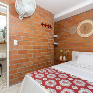 La Habitación Semi Doble del Gran Caribe Hotel es perfecta para quienes buscan compartir su estadía sin renunciar a la comodidad y la privacidad. Diseñada con un ambiente acogedor y funcional, es ideal tanto para viajes en pareja como para amigos o familiares.